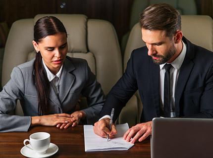 Digitális nomád munkavégzés kávézóban